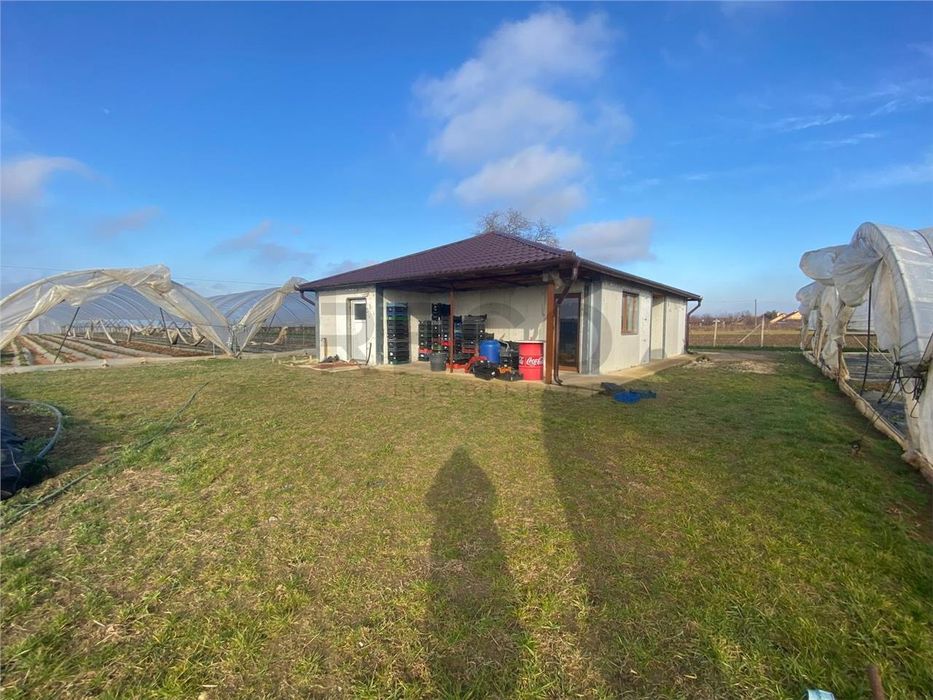 Teren cu solari si casa de constuctie usoară.