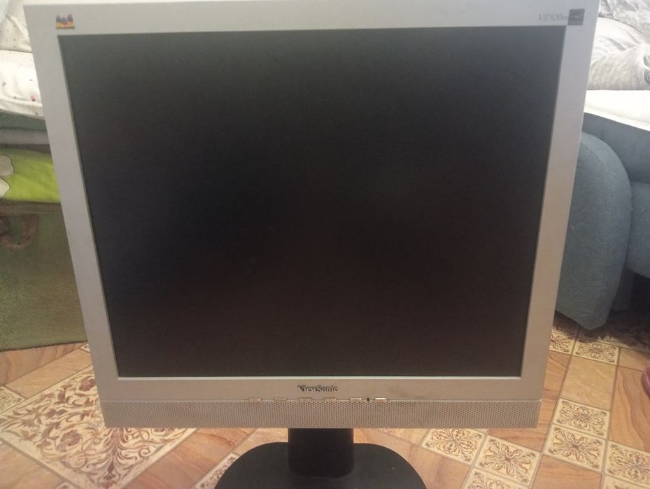 Квадратный монитор ViewSonic в хорошем состоянии