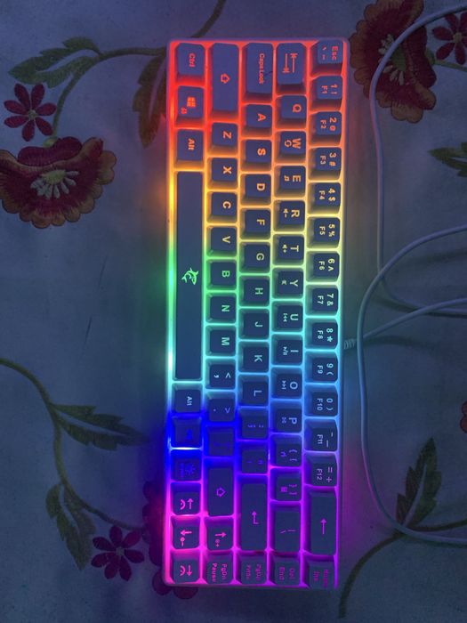 Este o tastatura mecanică alba pentru gaming are lumini RGB