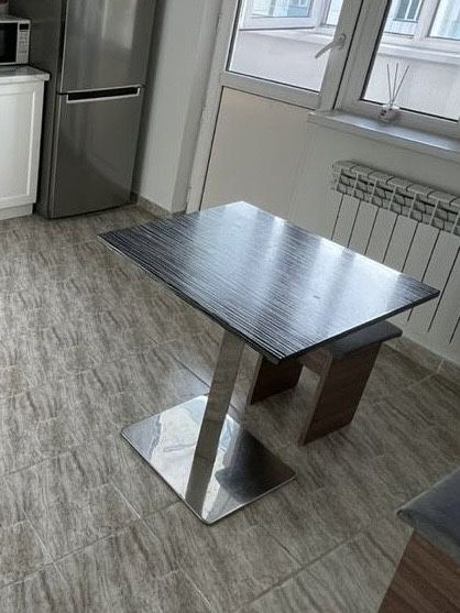 Стол черного цвета