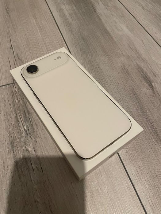 Vând/Schimb iPhone 17 Air Gold, garanție.