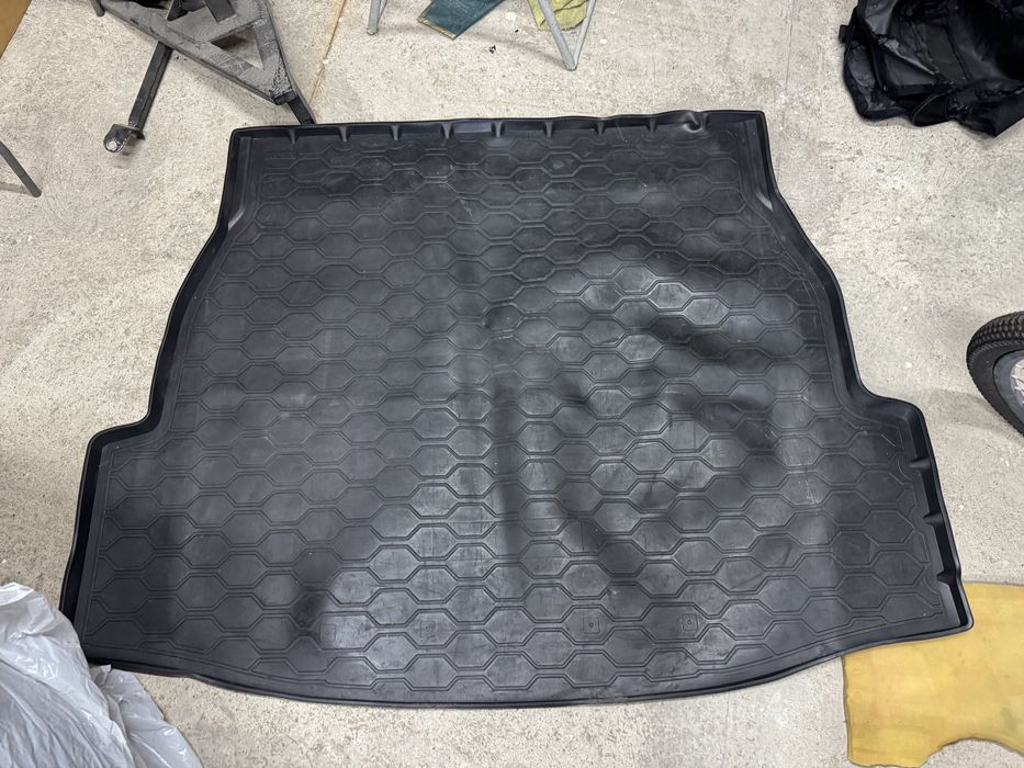 Полик в багажник от RAV-4!