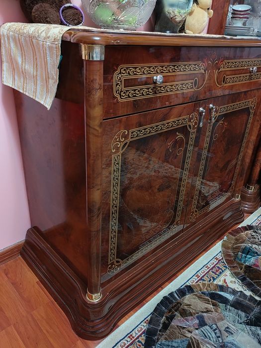 Буфет и шкаф-витрина для посуды