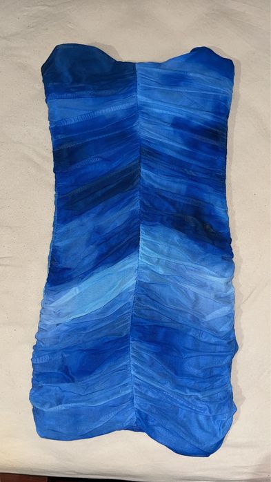 Рокля на Зара в преливни сини цветове носена 1 път за кратко.С размер