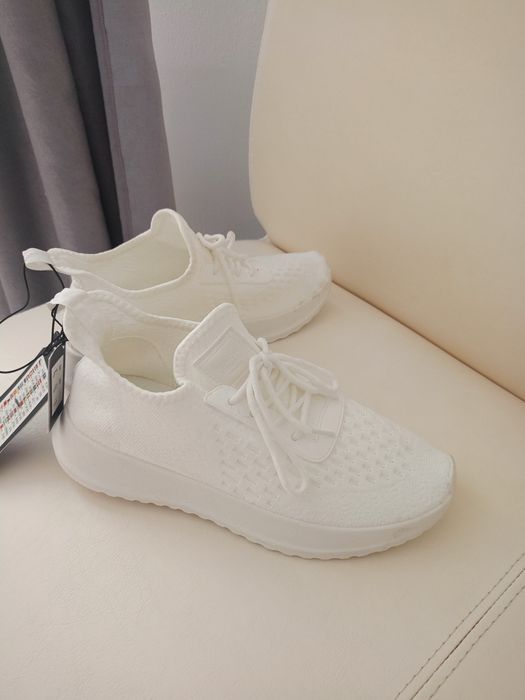 Vând pantofi sport mărimea 40,