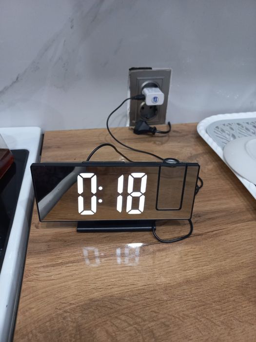 Электронные настольные часы