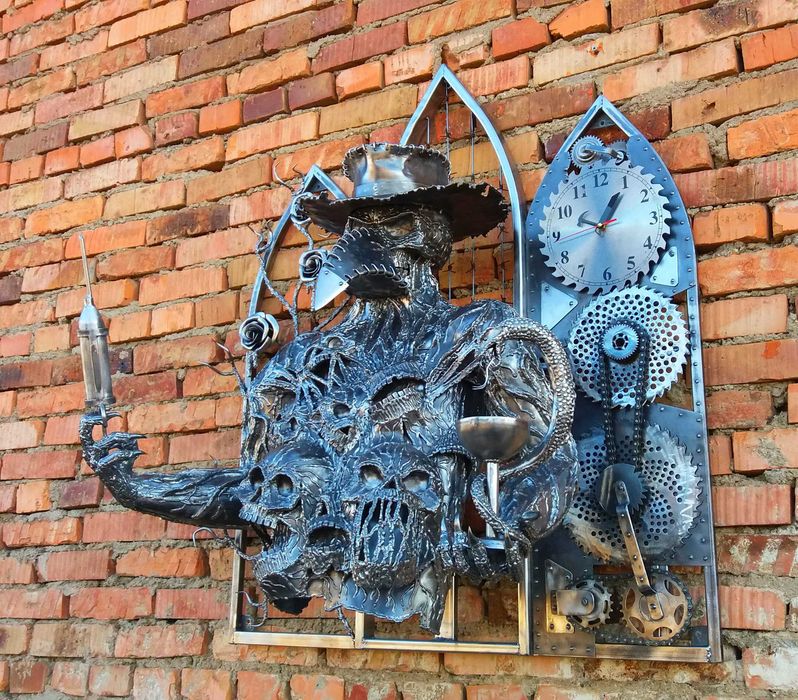 Настенные часы с панно.