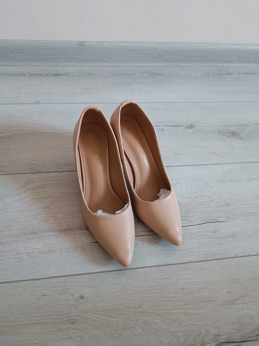 Женские бежевые туфли