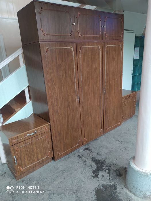 Шкаф гордиробный с тумбами