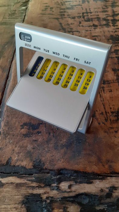 календар вечен за маса или бюро метален супер атрактивен