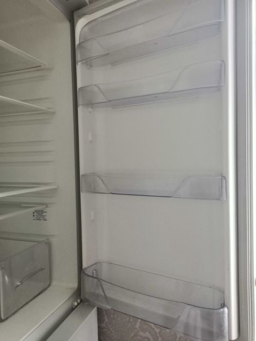 Холодильник двухкамерный,два мотора.