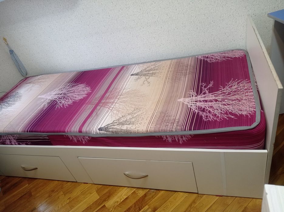 Срочно продаётся кровать и письменный стол.