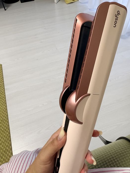 Dyson Airstrait