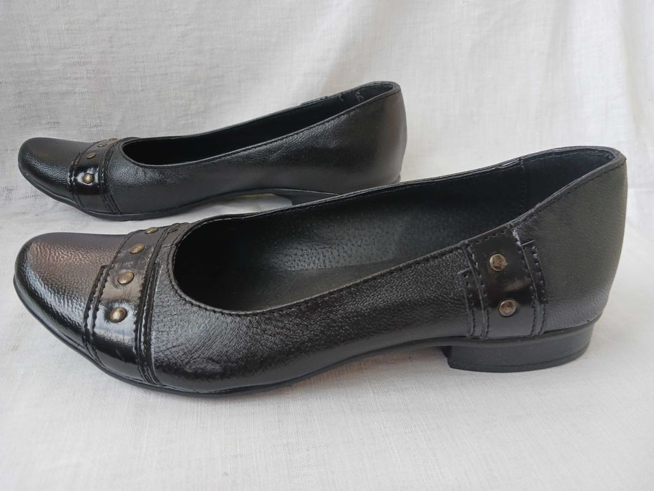 Удобни кожени нови обувки