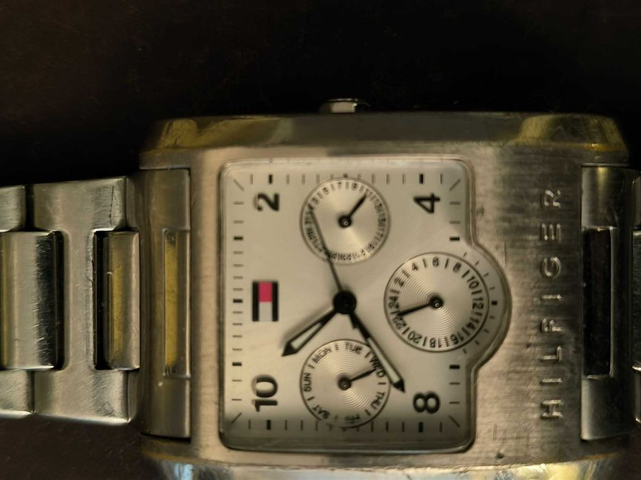 Часовник CASIO с кварцов механизъм.  Tommy Hilfiger