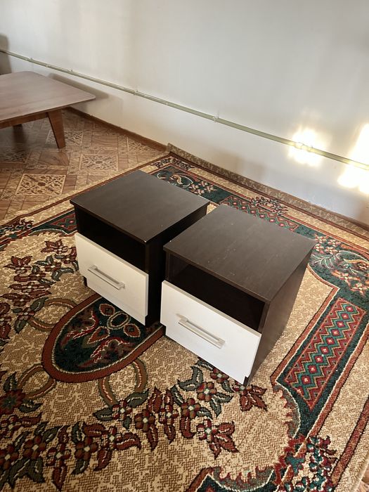 Екі тумбочкасымен бірге