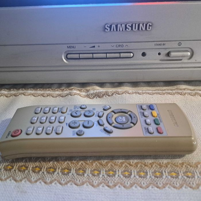 Телевизор 21 инча SAMSUNG с плосък кинескоп работи перфектно.