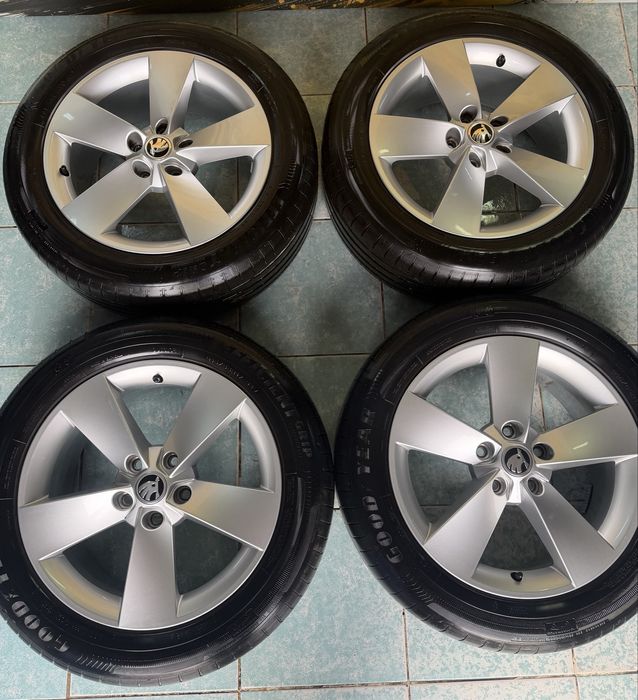 Roti/ jante aliaj R17 originale SKODA Superb 215/55/17 Goodyear vara