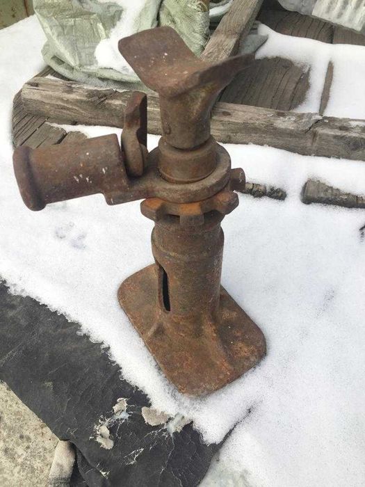 Продам домкрат б.у