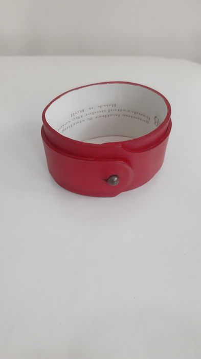 Червена кожена гривна, нова