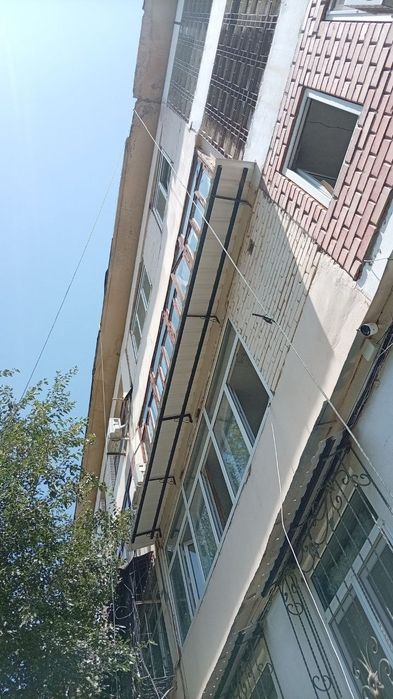Установка козырька над окнами, бесшумный козырек, бельевые веревки