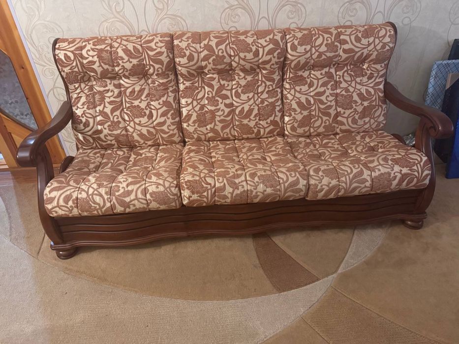 Мебельный комплект: диван, два кресла и стол