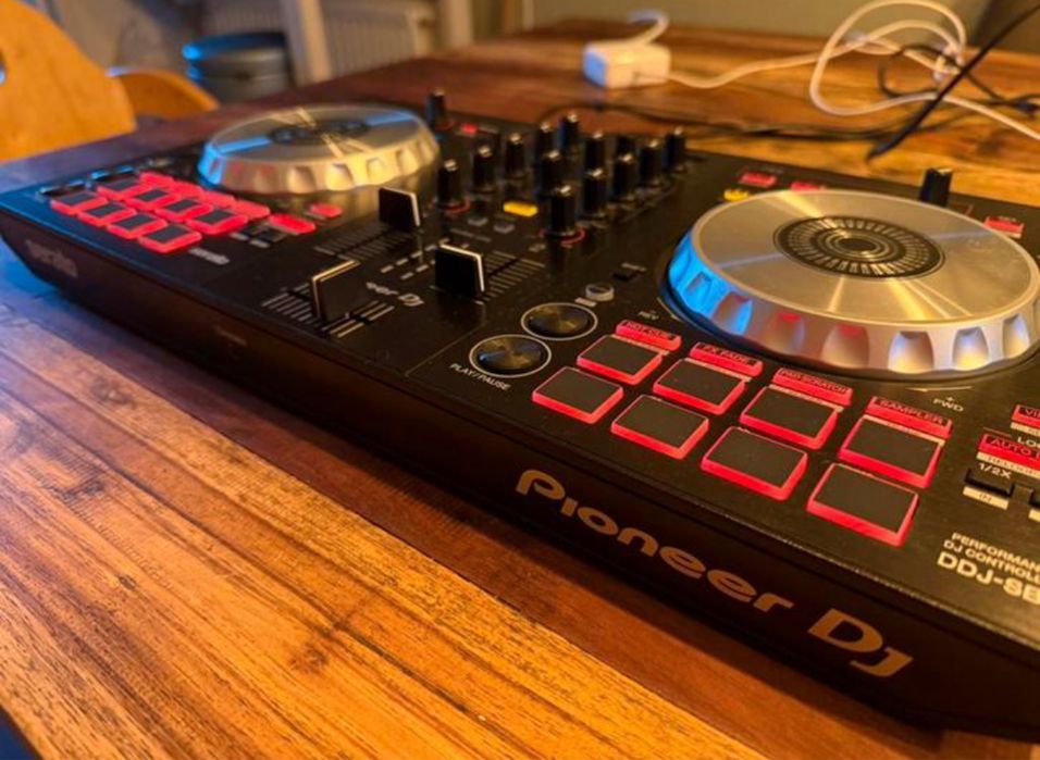 Pioneer DDJ-SB3 / контролер / конзола