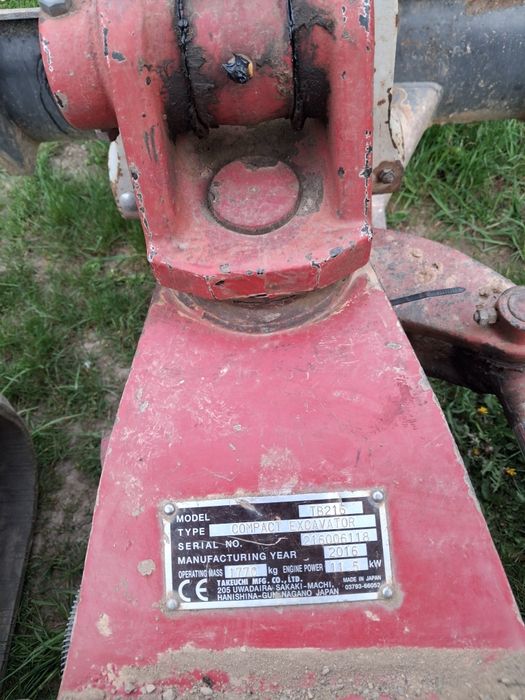Продавам мини багер takeuchi TB216