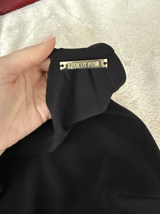 Елегантна къса черна рокля с едно рамо