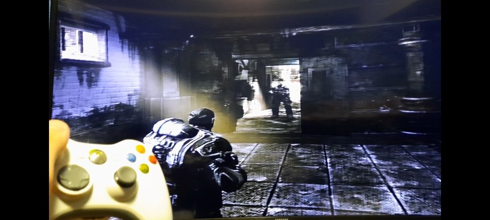 Xbox cu 2 manete, cabluri și un joc