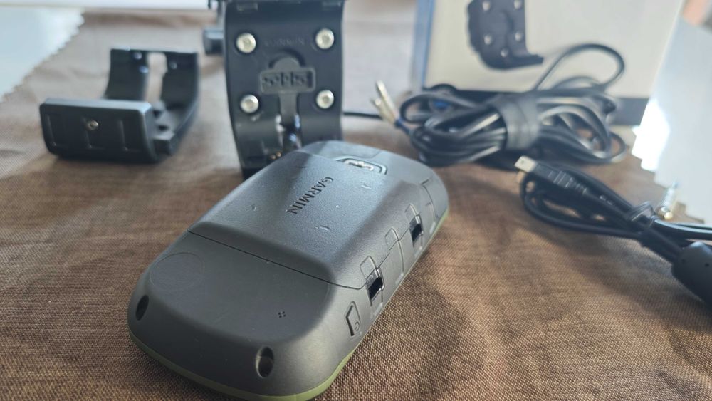 GPS Навигация Garmin Montana 610 със зареждаща стойка RAM монтаж