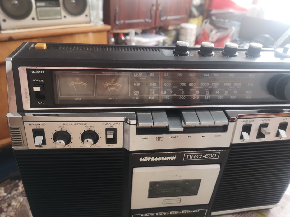 Продавам немски радиокасетофон