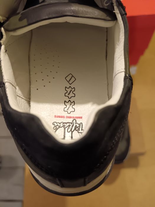 Продаю детские кроссовки