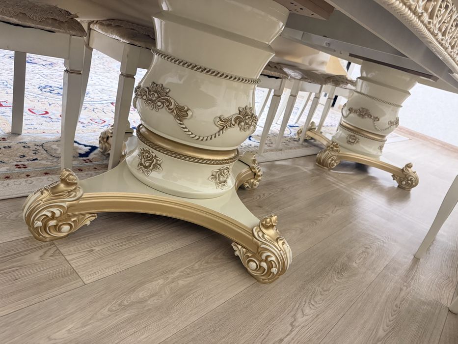 Продам большой красивый стол.