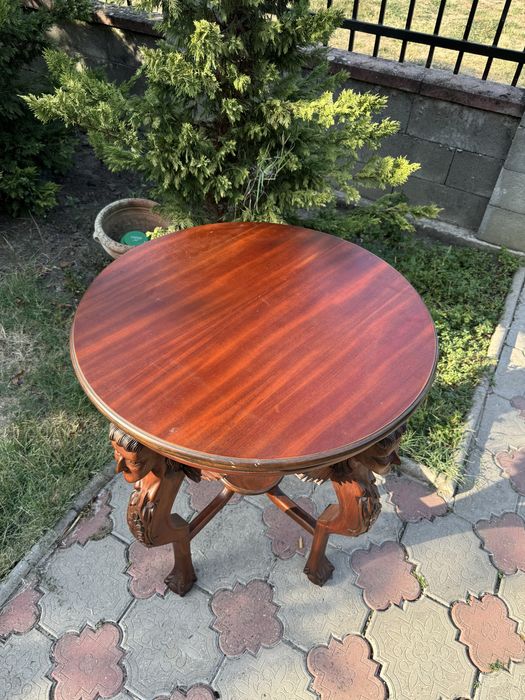 Masă din lemn masiv cu sculpturi