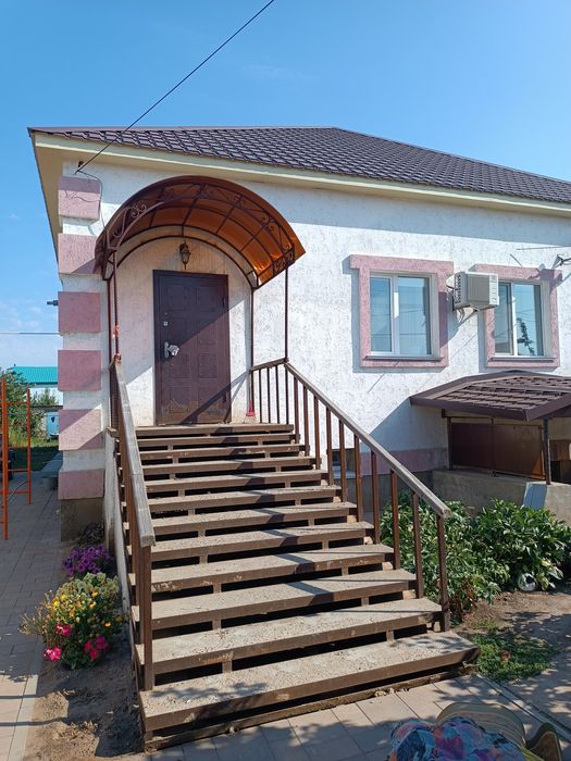 Продам козырёк для крыльца и перила.