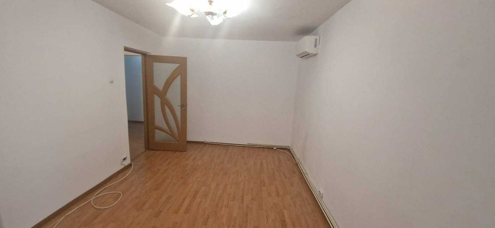De vanzare apartament 3 camere decomandat