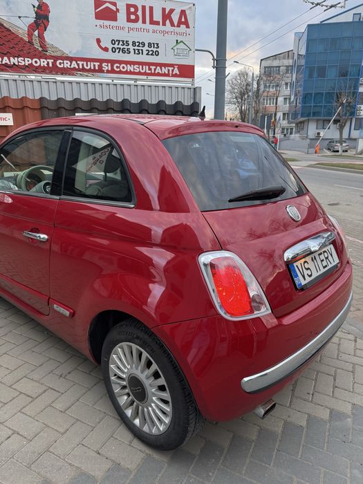 FIAT 500 roșu, ideal pentru oraș, economic și stilish