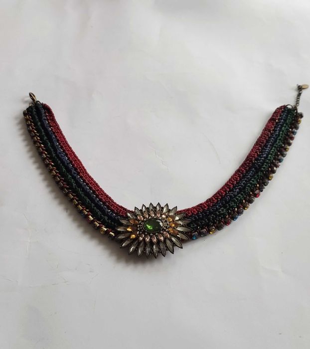 Масивно колие на ZARA с цветни кристали и ръчно изплетена яка