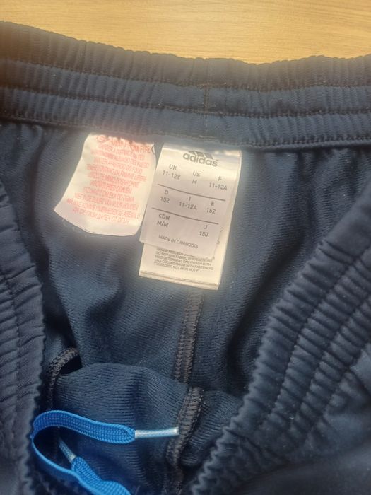 Долнище на адидас запазено.