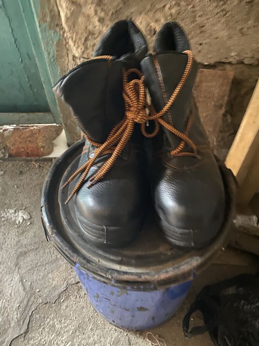 Продам           ботинки