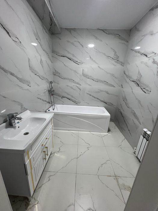 Навои шахардан 3 хоналик  квартира сотилади  7 этаж. 137 квадрат метр