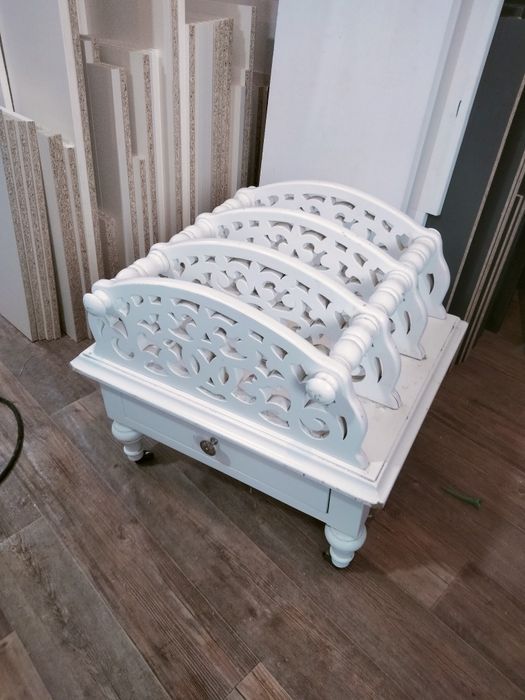 Столик для журналов и газет