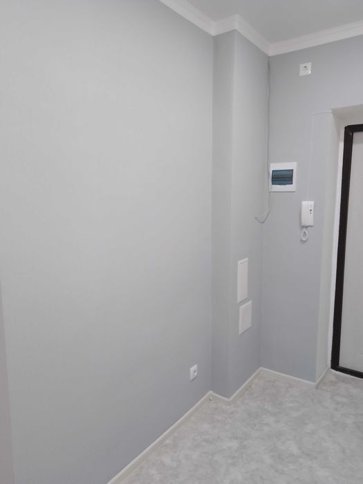 Поклейка  обоев, покраска потолков, стен.