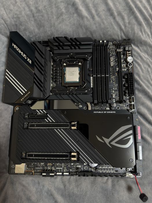 Продам матермнскую плату Asus rog Maximus Extremo