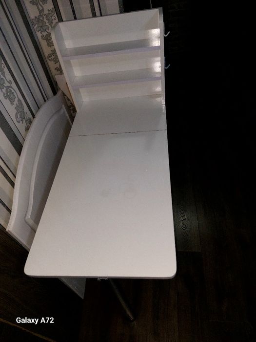 Продам стол белый