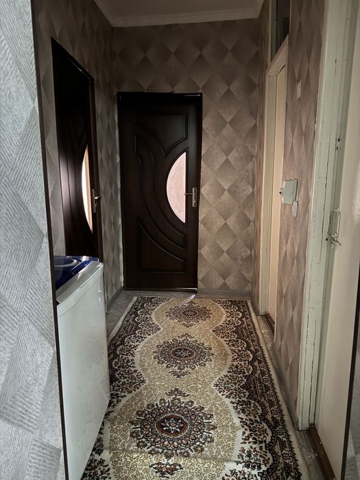 Avroradan 4 etajkali domdan 3 xonali uy sotiladi srochno