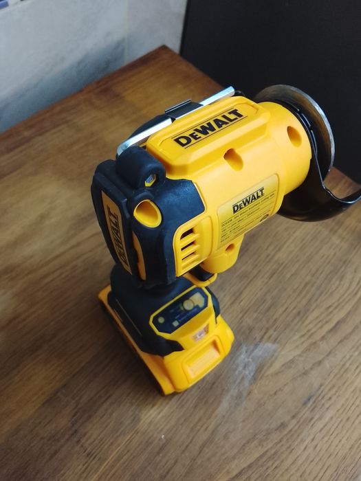 Mini flex DeWalt cu o baterie de 6 A Nou