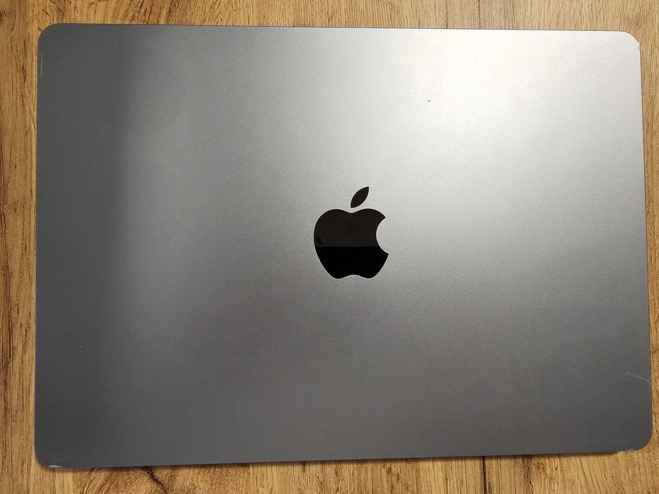 MacBook Air 13.6" M2 (2022) | 8GB | 256GB SSD | Space Gray | + кутия | БЕЗ зарядно | Проблемен екран | A2681
