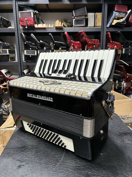 Acordeon RoyalStandard cu 60 de basi
